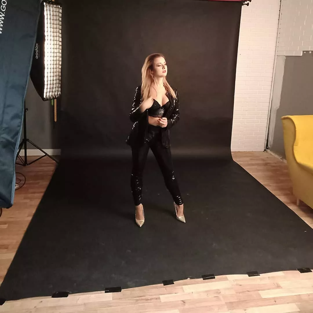 Prześliczna gwiazda disco polo pokazała swoje wdzięki! Uwagę fanów zwraca jej biust! 